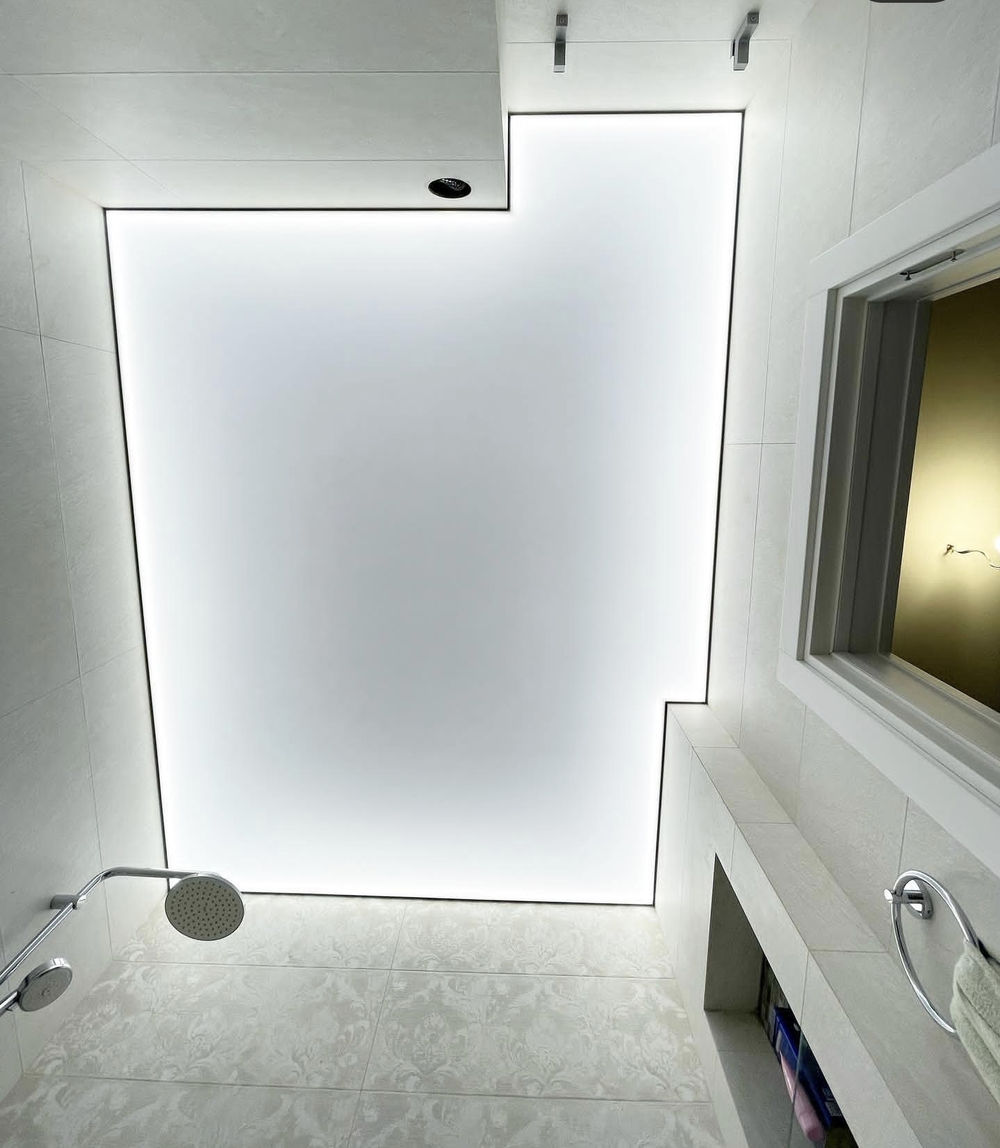 Tavan lucioase în baie